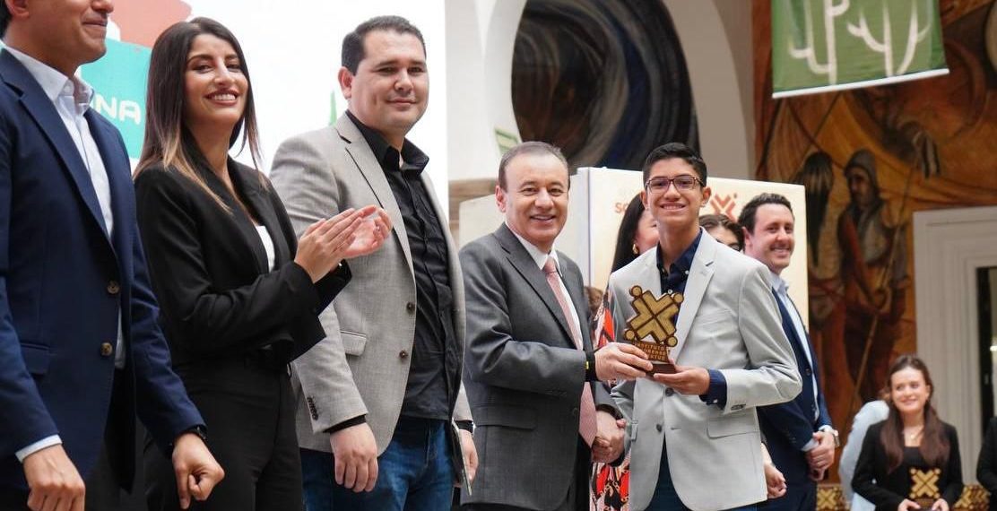 Gobernador Durazo premia con 100 mil pesos a ganadores del Premio Estatal de la Juventud 2024