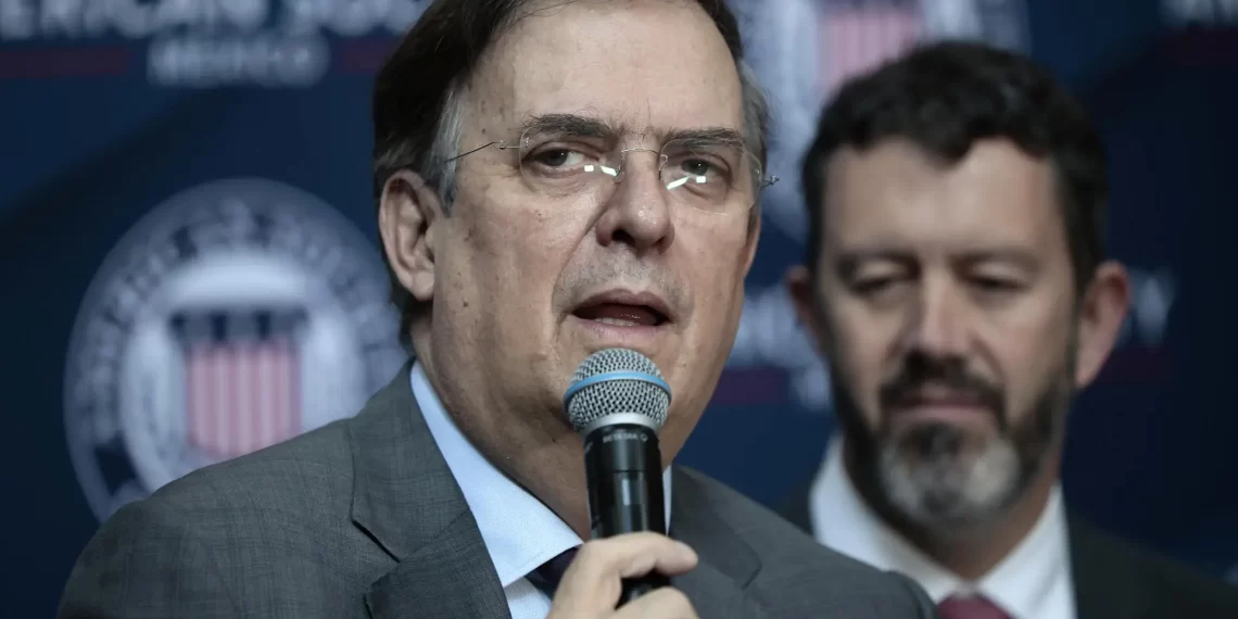Acusar al gobierno de alianza con el narco, una distracción: Ebrard