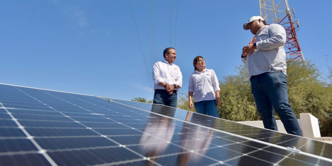 Equipa Toño Astiazarán con paneles solares comandancias del Poblado Miguel Alemán y Kino y entrega instalaciones para bomberos