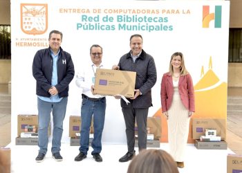 Apoya Toño Astiazarán a red de bibliotecas públicas municipales con entrega de computadoras
