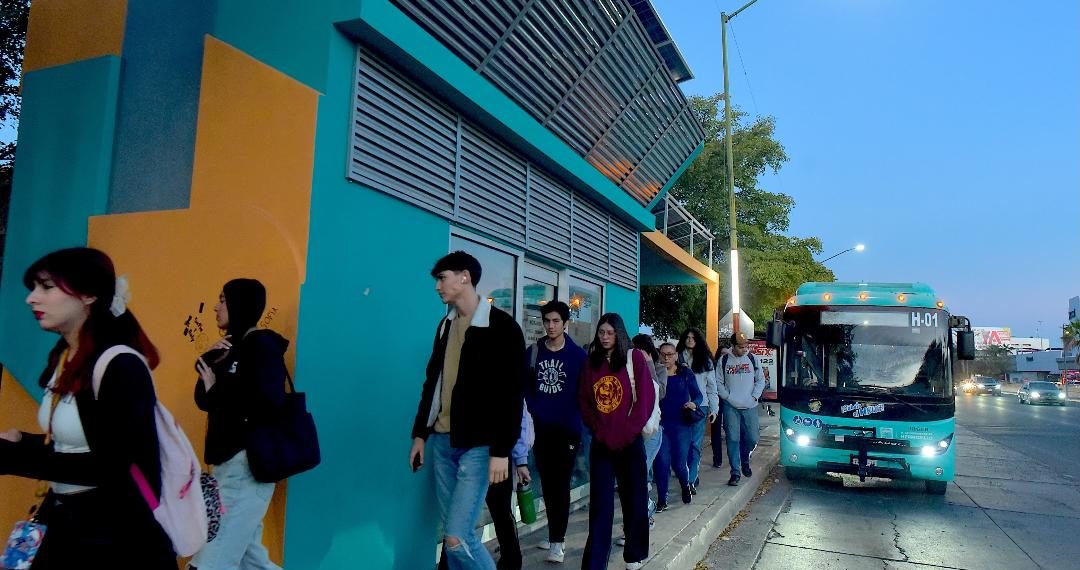 Da Toño Astiazarán banderazo de salida al HBus en su primer día de circulación