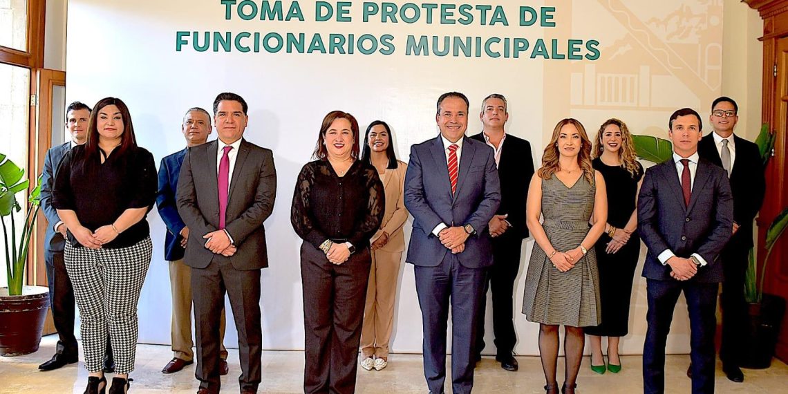 Toma protesta Antonio Astiazarán a servidores públicos en nuevas áreas municipales