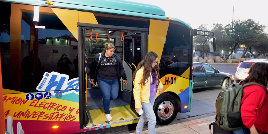 Destacan jóvenes universitarios sustentabilidad de transporte eléctrico H Bus