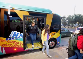 Destacan jóvenes universitarios sustentabilidad de transporte eléctrico H Bus