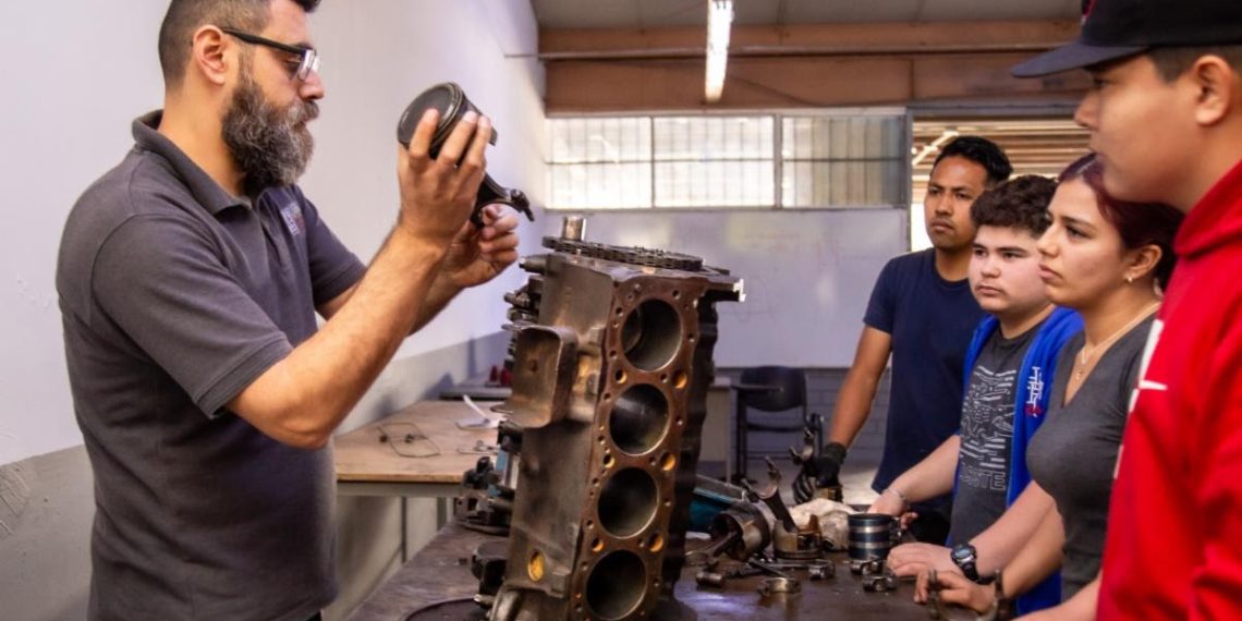 Supera Icatson meta de personas capacitadas durante 2024