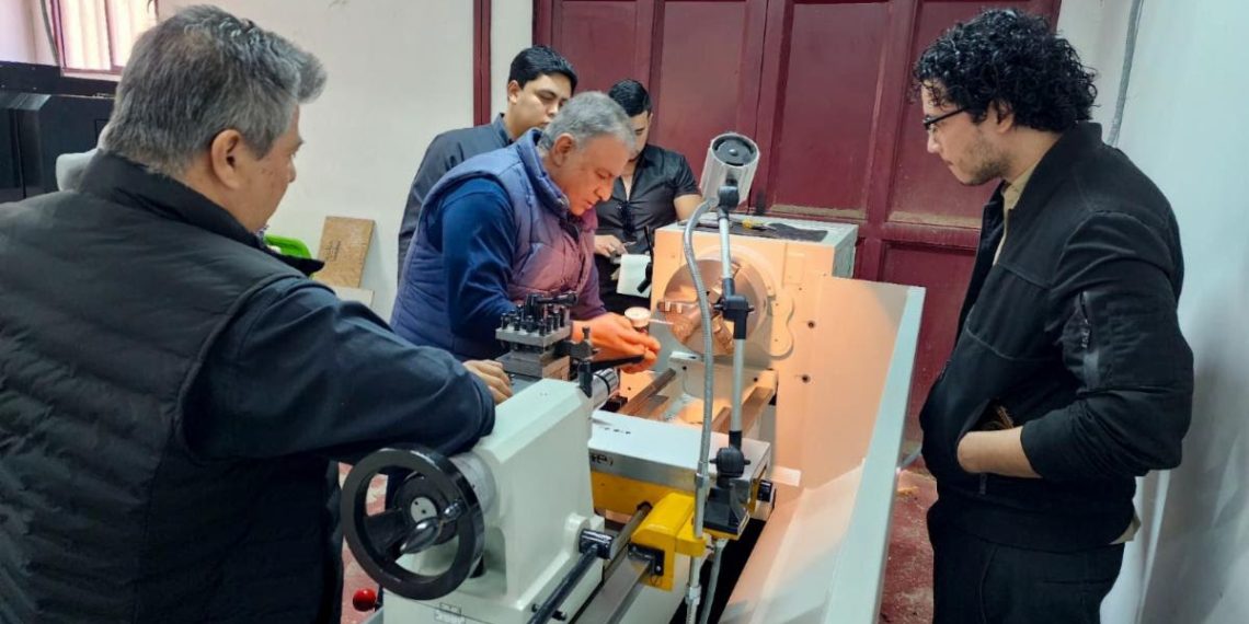 Capacita UES a docentes de ingenierías para el uso de nueva maquinaria especializada