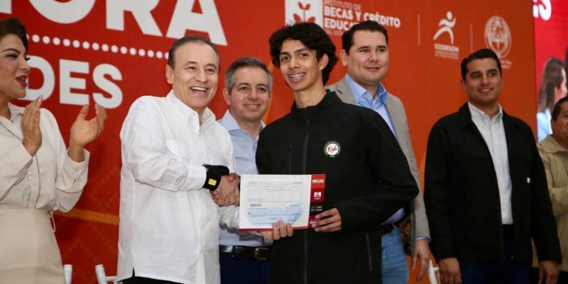 Gobernador Durazo beneficia a más de 600 jóvenes con estímulos académicos y deportivos