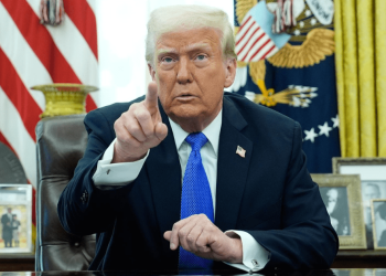 Trump mantiene que impondrá aranceles en abril, pero contempla “flexibilidad”