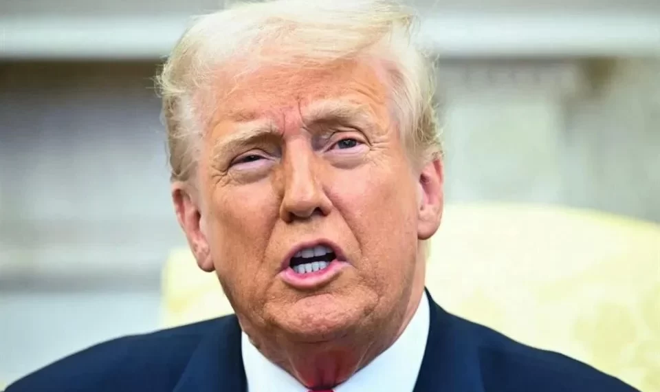 Amaga Trump con imponer arancel del 200% al alcohol de UE