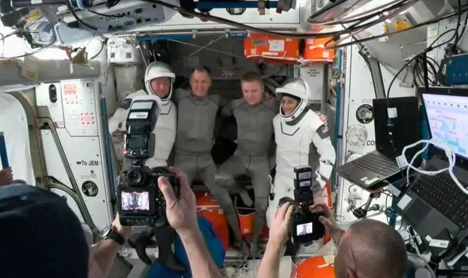 Parten astronautas varados en Estación Espacial hacia Tierra