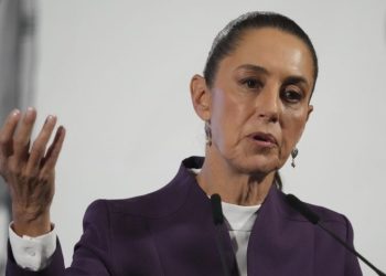 Tras entrega de 29 narcos a EU, hackearon el celular de Sheinbaum