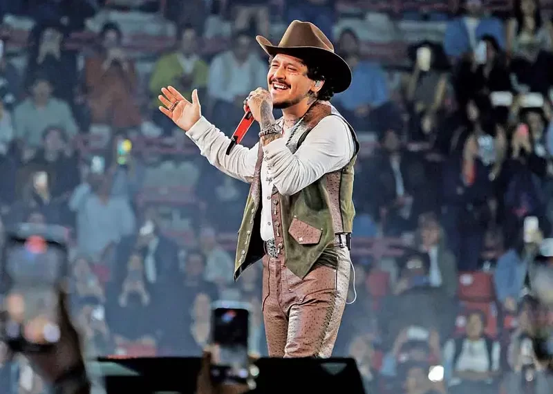 Christian Nodal enciende la Plaza México con un concierto inolvidable