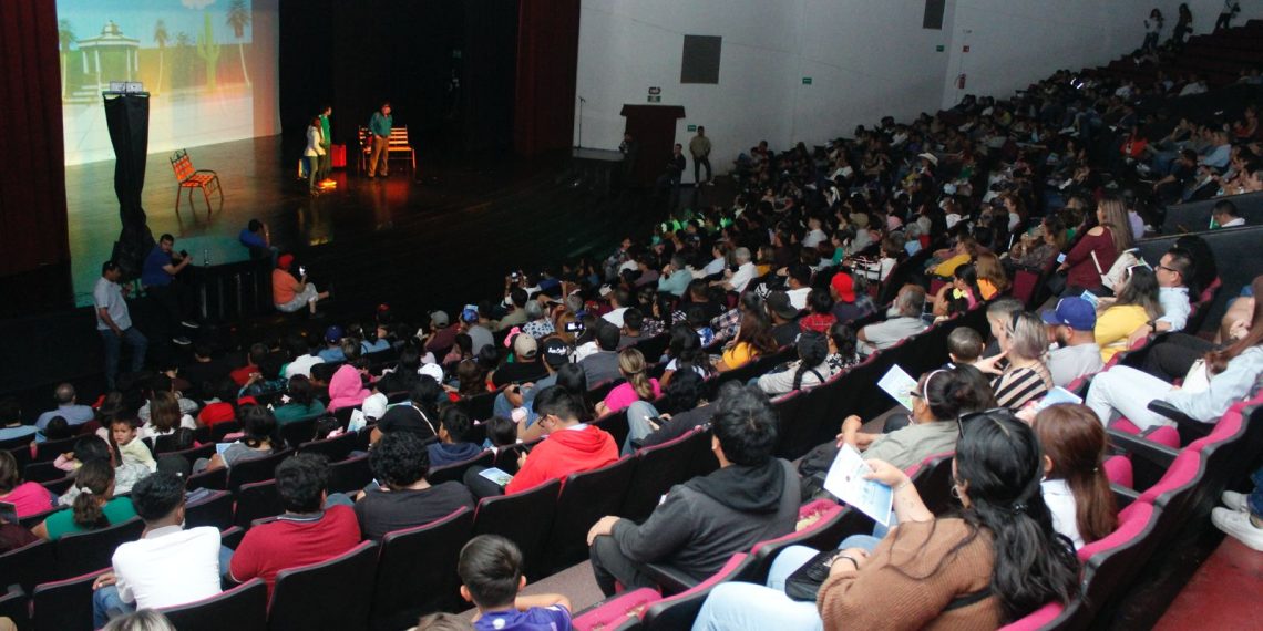 Miles de sonorenses asisten a obra de teatro impulsada por Omar Del Valle Colosio, sobre la promoción del cuidado del agua