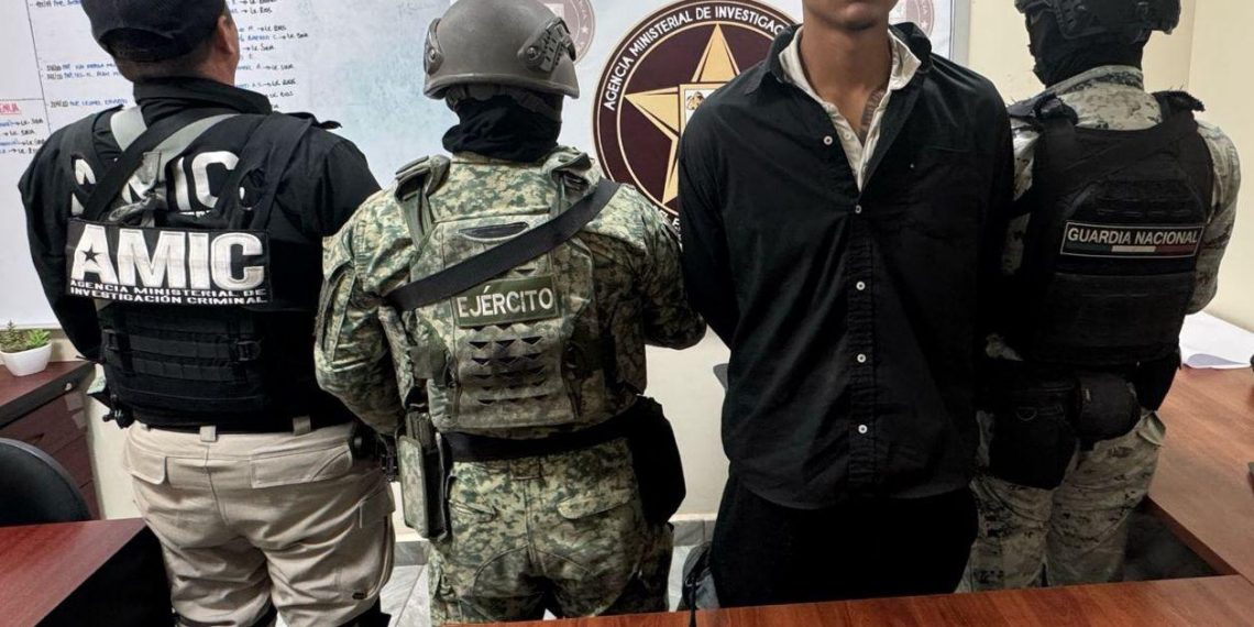 Operativo conjunto detiene a masculino en posesión de droga y radio portátil en Magdalena de Kino