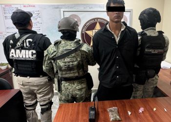 Operativo conjunto detiene a masculino en posesión de droga y radio portátil en Magdalena de Kino