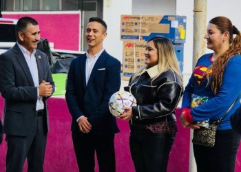 Con gratitud a su tierra, Oscar Ortiz entrega apoyos a la Escuela Félix Romero de San Pedro de la Cueva