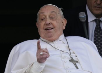 El papa regresa al Vaticano tras cinco semanas en hospital por neumonía