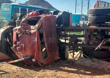 Vehículo de bomberos de Guaymas participa en aparatoso accidente; niño y adulto están graves