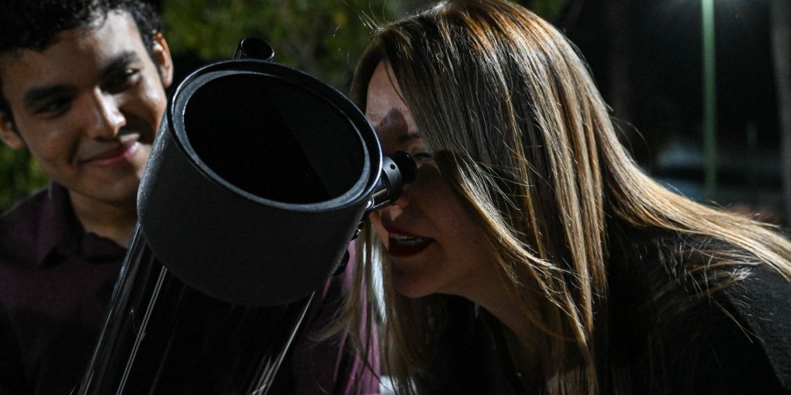 Gran éxito en la observación del eclipse lunar total- La Luna Roja en Cajeme