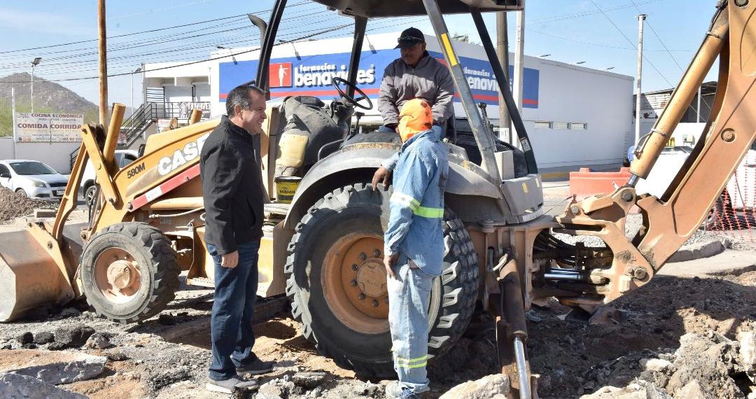 Verifica Toño Astiazarán avances en crucero de concreto de la colonia Perisur