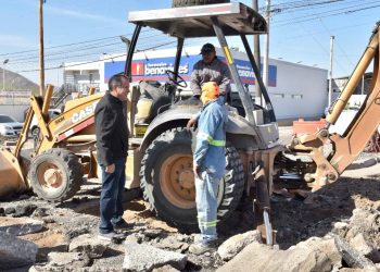 Verifica Toño Astiazarán avances en crucero de concreto de la colonia Perisur
