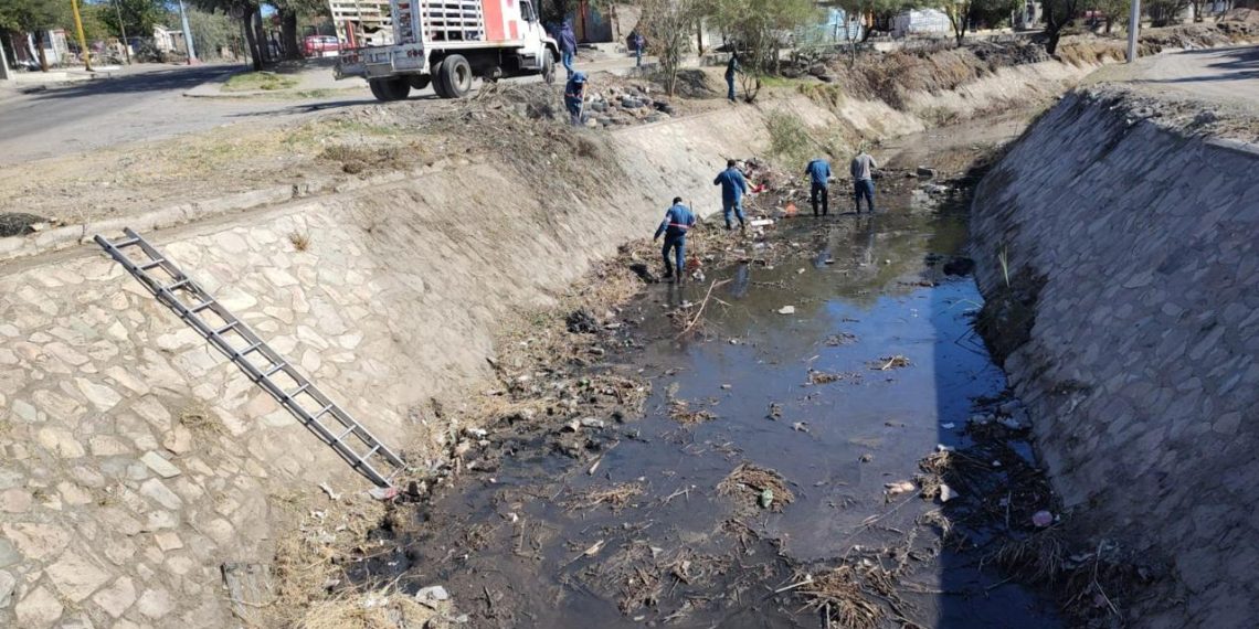 Realiza Servicios Públicos Municipales limpieza de canales y arroyos