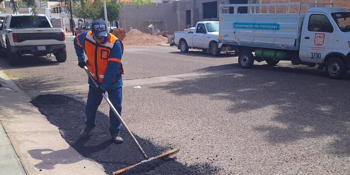Mantiene Ayuntamiento de Hermosillo actividades de bacheo con 15 cuadrillas