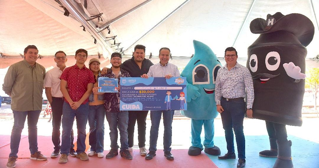 Premia Toño Astiazarán a ganadores del Concurso Salvemos el AguaH