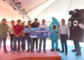 Premia Toño Astiazarán a ganadores del Concurso Salvemos el AguaH
