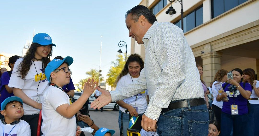 Reafirman Toño Astiazarán y Patty Ruibal compromiso con la inclusión al convivir con niñas y niños de club Teletón