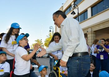 Reafirman Toño Astiazarán y Patty Ruibal compromiso con la inclusión al convivir con niñas y niños de club Teletón