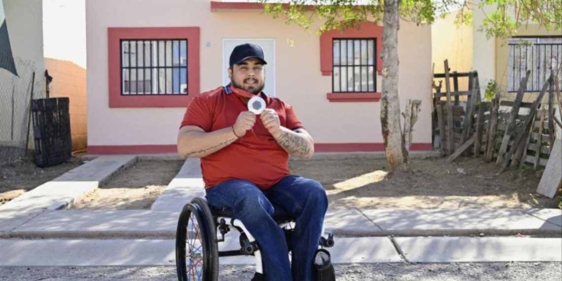 Gobernador Durazo entrega vivienda adaptada a medallista paralímpico Edgar Fuentes en reconocimiento a su talento