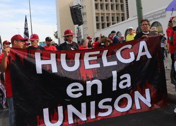 Maestros de STAUS bloquean bulevar Rosales exigiendo mejorar ofrecimiento, podría estallar nueva huelga en Unison