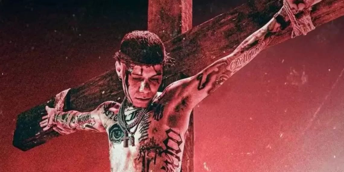 Santa Fe Klan se disculpa por tomarse fotos crucificado