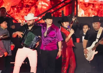 Grupo Firme se niega a cantar corridos pese a la insistencia de los fans