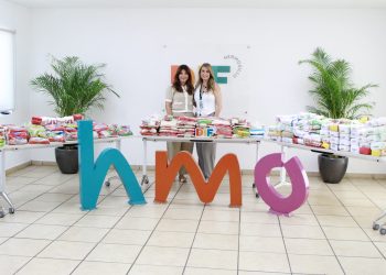 Recibe Patty Ruibal alimentos donados por personas beneficiadas con traslados gratuitos a Kino en Semana Santa