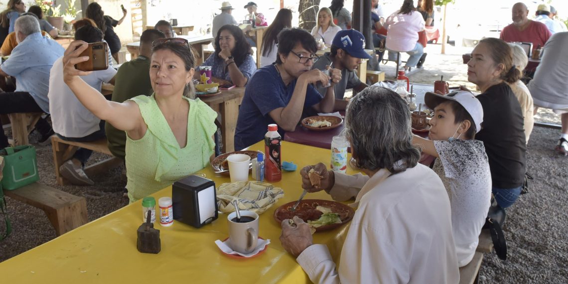 Visitan hermosillenses Ruta Gastronómica de San Pedro en Semana Santa