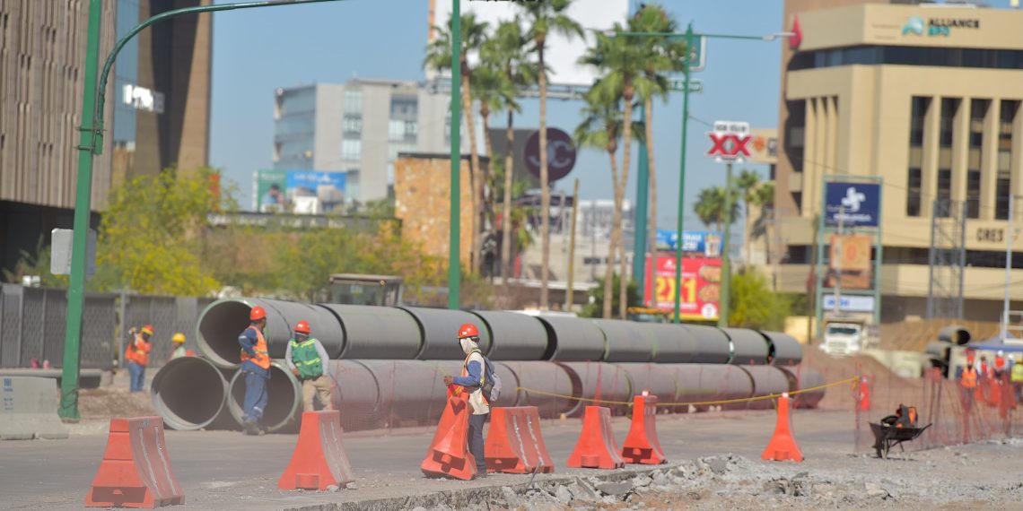 Avanzan trabajos de paso a desnivel de Colosio y Solidaridad, renuevan tubería de drenaje