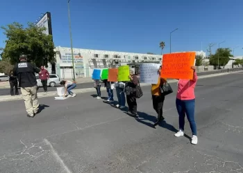 Manifestantes bloquean calles del centro de Hermosillo exigiendo liberación de familiar