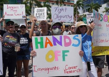 “¡Manos fuera!”: Protestan contra Trump y Musk en todo EU