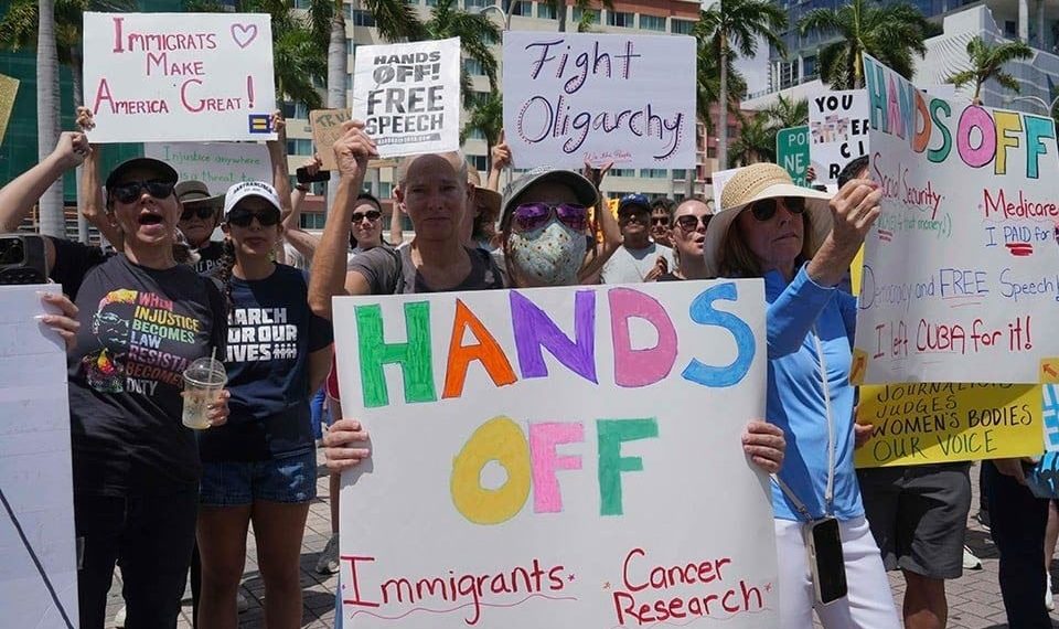 “¡Manos fuera!”: Protestan contra Trump y Musk en todo EU