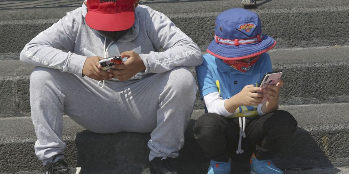 Al menos 6.1 millones de menores usan dispositivos móviles: Profeco