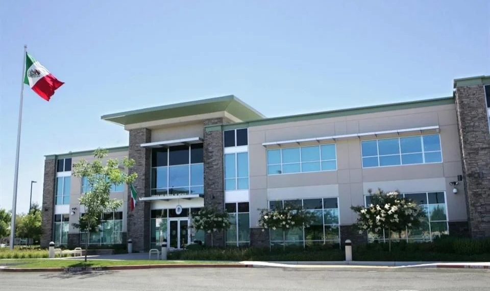 Protesta Consulado en Sacramento por impago