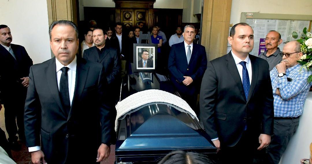Rinden homenaje póstumo en Palacio Municipal al ex presidente Casimiro Navarro Valenzuela
