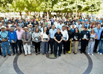 Celebra Toño Astiazarán la trayectoria de 168 servidoras y servidores públicos municipales