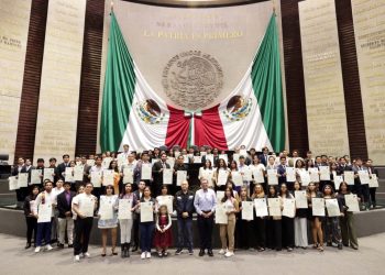 Pide Ricardo Monreal a jóvenes persistir en sus ideales e intervenir en la vida pública, sin amedrentarse