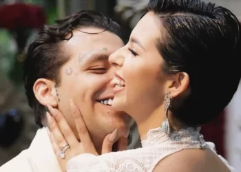 Ángela Aguilar revela que viaja con una parrilla para cocinarle a Christian Nodal