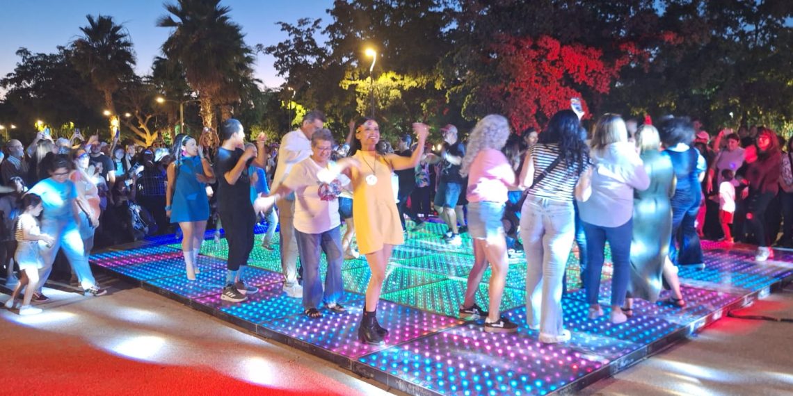 Disfrutan visitantes del Parque Madero el tercer día de Fiestas del Pitic con toneladas de rock