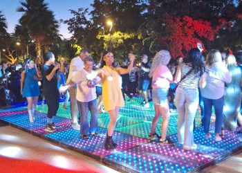 Disfrutan visitantes del Parque Madero el tercer día de Fiestas del Pitic con toneladas de rock