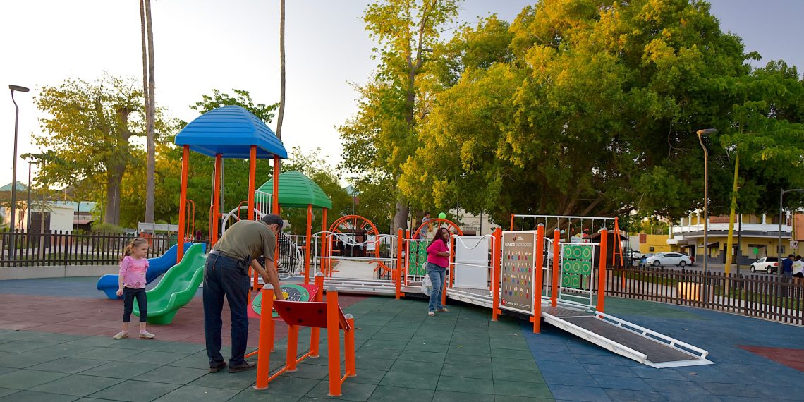 Disfrutan Hermosillenses la renovación del Jardín Juárez con nuevas áreas para convivir